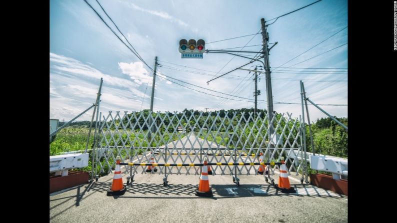 Para Loong, los pueblos abandonados resultaron ser inquietantes. En algunos, hasta los semáforos seguían funcionando, a pesar de que ningún auto ha circulado en la zona en años.