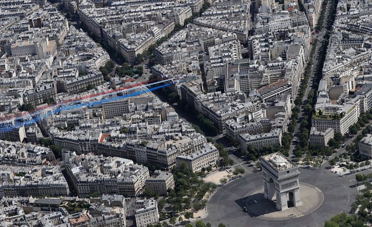 Vista panorámica de las acrobacias aéreas sobre el Arco del Triunfo en la capital francesa. El desfile estuvo acompañado por 200 vehículos y 85 aviones.