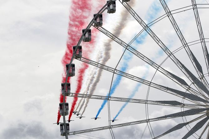 Aviones de combate se unieron a esta fiesta nacional dejando un rastro de humo de los colores de la bandera nacional.