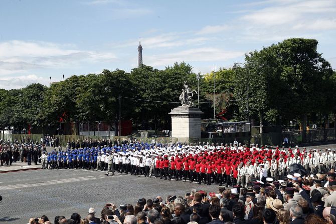 El desfile nacional del día de la Bastilla contó con la presencia de 3.000 soldados nacionales que marcharon por la Plaza de la Concordia, en el centro de la ciudad.