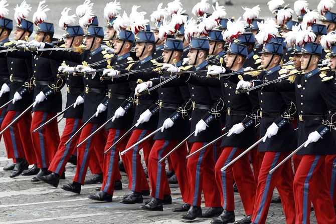 Estudiantes de la escuela militar de Saint Cyr marchan en el desfile por la Avenida de los Campos Elíseos.