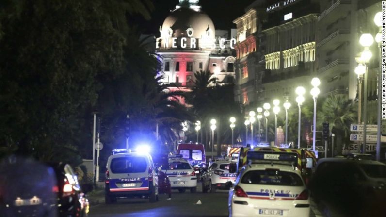 Un camión embistió a una muchedumbre que celebraba el Día de la Bastilla en Niza.