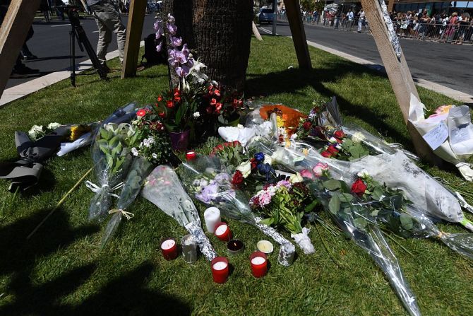 Flores y velas fueron puestas cerca del lugar del ataque.