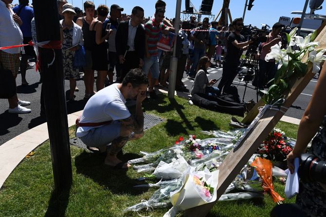 Este hombre arrodillado se postra en el lugar en el que al menos 84 personas murieron luego de que un camión embistiera una multitud en la ciudad de Niza, al sur de Francia, cuando celebraban el Día de la Bastilla, la fiesta nacional de ese país.