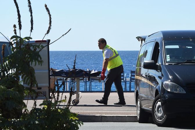 Un experto forense evacua un cuerpo sin vida de la calle conocida como Paseo de los Ingleses. Las autoridades dicen que el atacante era un hombre de origen tunecino de 31 años de edad.