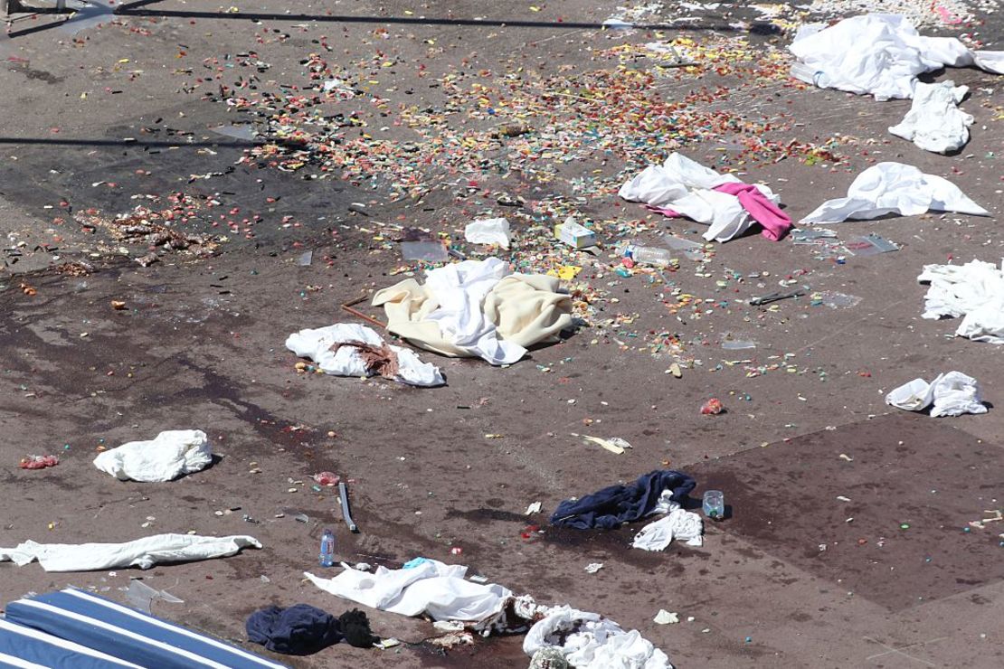 Esta foto tomada el 15 de julio —horas después del ataque— muestra el sitio puntual del ataque en la noche del 14 de julio en la calle Promenade des Anglais en el corazón de Niza.