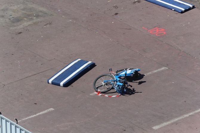 Así quedó esta bicicleta luego del ataque mortal de en el que el conductor de un camión dirigió su camión contra la multitud y aceleró mientras zigzagueaba.