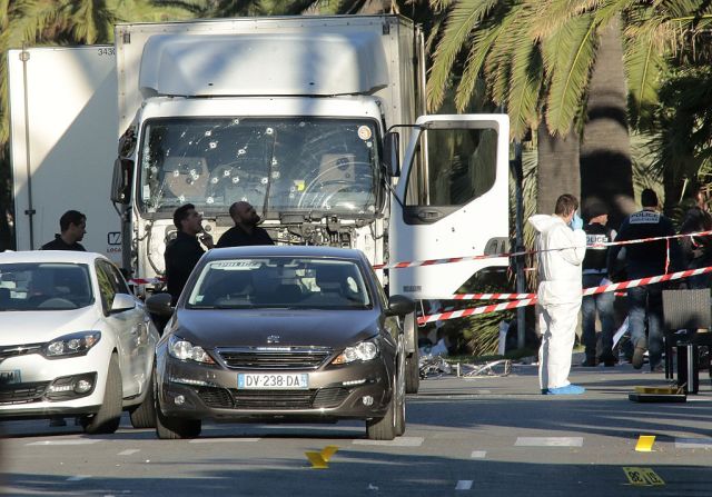 El conductor, identificado como Mohamad Lahouaiej Bouhel —un hombre de origen tunecino de 31 años— logró recorrer unos dos kilómetros a lo largo de la línea de costa antes de que la policía le disparara.