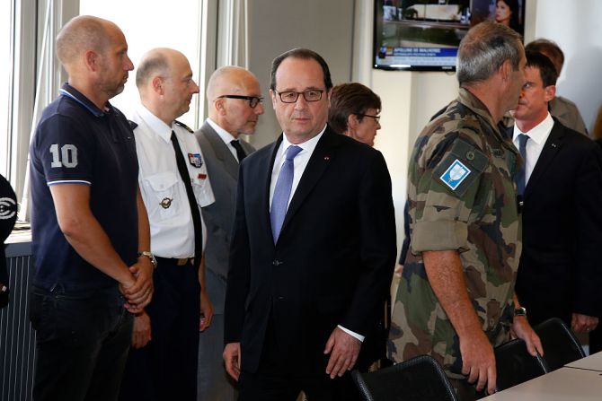 El presidente de Francia François Hollande llegó este viernes a la ciudad para atender una reunión de seguridad. Hollande declaró tres días de duelo nacional y calificó el ataque como terrorista.