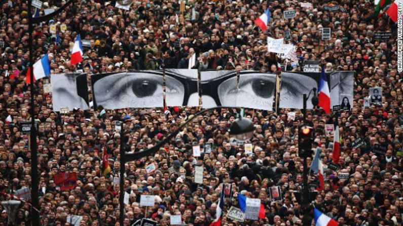 Protestas masivas — El 11 de enero de 2015, 3,7 millones de personas, entre ellas los principales líderes mundiales, marcharon en una manifestación contra el terrorismo en París por los hechos ocurridos en los últimos días.