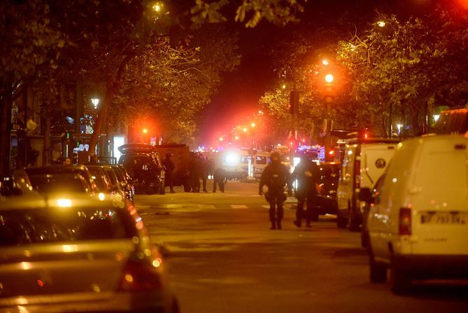 Terror en París — El 13 de noviembre de 2015 Francia quedó en alerta máxima cuando varios terroristas en ataques coordinados acabaron con la vida de 129 personas y dejaron heridos a más de 350 en la capital, París. Los ataques se produjeron en seis lugares distintos.