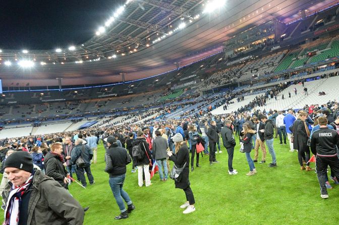 Stade de France — Cuatro personas murieron afuera del estadio deportivo en Saint-Denis, un suburbio al norte de París: tres bombarderos suicidas y un hombre que pasaba por ahí. Francia jugaba contra Alemania en el momento de los ataques.