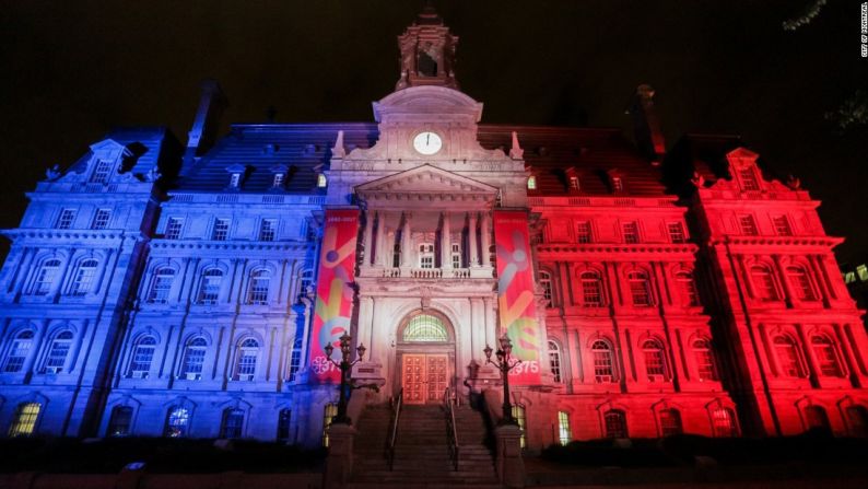 Canadá también se solidariza con sus hermanos franceses. En esta imagen, el Ayuntamiento de Montreal se ilumina con los colores de la bandera de Francia.