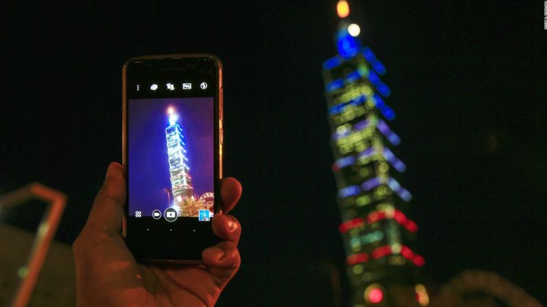 En Taiwan, el rascacielos Taipei 101 es iluminado con los colores de la bandera de Francia luego del ataque en Niza en el que decenas murieron y otros más resultaron heridos.