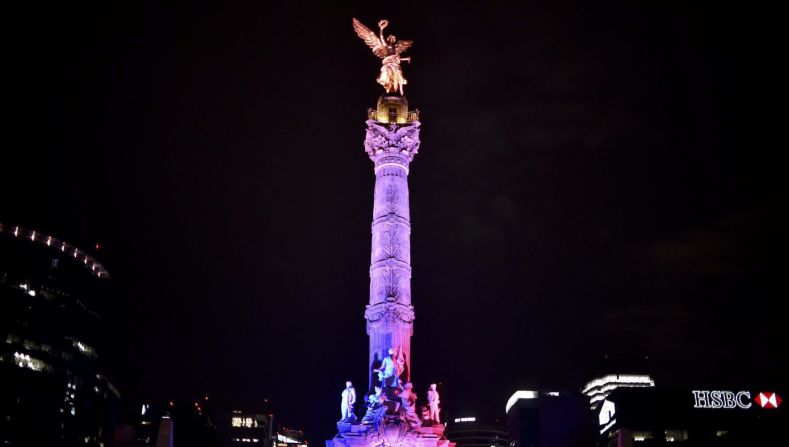 También lo hizo el famoso 'Ángel de la Independencia' de la Ciudad de México.