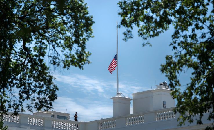 Una de las torres de la Casa Blanca en Washington ondea la bandera de EE.UU. a media asta, como símbolo de duelo tras el ataque en Niza, Francia.