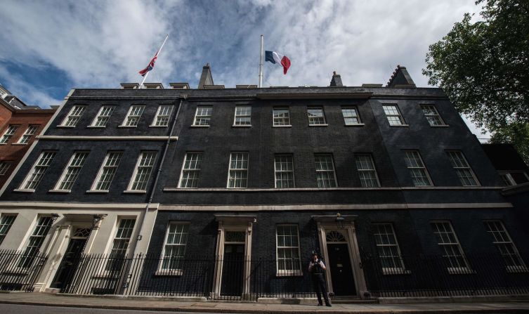 La bandera de Francia y la 'Union Jack' inglesa ondean a media asta en Downing Street, casa de la primera ministra de Inglaterra.