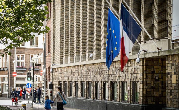 La embajada de Francia en La Haya colocó el tricolor nacional y la bandera de la Unión Europea a media asta.