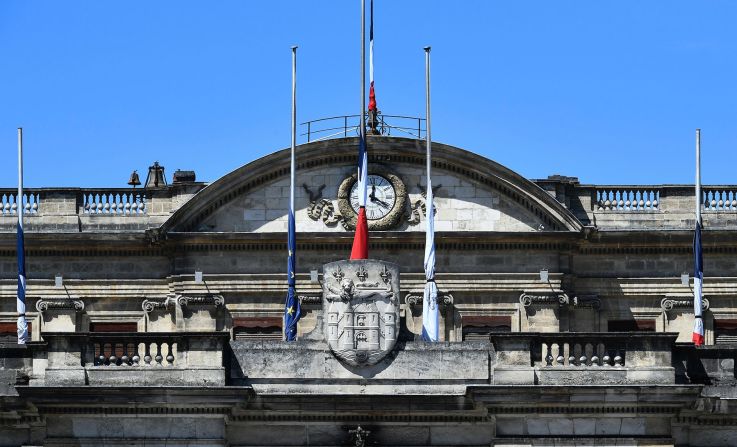 El Palacio Municipal de Bordeaux en Francia también colocó sus banderas a media asta y atadas con lazos negros tras el ataque en Niza.