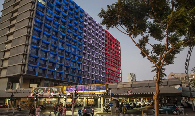 El Palacio Municipal de Tel Aviv en Israel se ilumina con los colores de Francia para honrar a las víctimas del ataque en Niza.