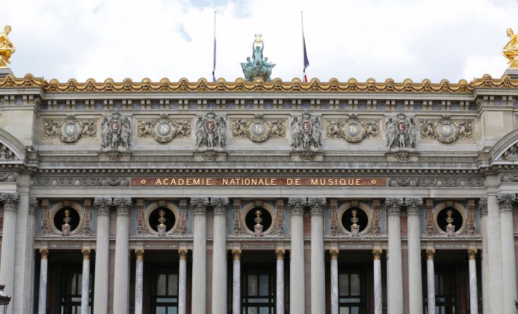 Dos banderas de Francia ondean a media asta en el Palais Garnier, casa de la Ópera de París. Ambas banderas están atadas con un lazo negro, símbolo de duelo tras el ataque en Niza, al sur de Francia.