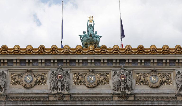 Detalle de la bandera y los lazos de duelo en el Palais Garnier , casa de la Ópera de París.