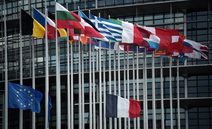 La bandera de Francia y de la Unión Europea a media asta a las afueras del Parlamento Europeo European Parliament en Strasbourg, Francia.