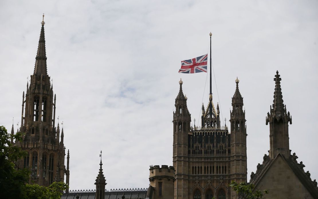 La 'Union Jack' ondea a media asta en el Palacio de Westminster, casa del Parlamento inglés, tras el ataque en Niza.