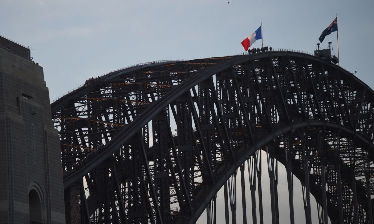 La bandera de Australia y de Francia ondean en el puente de la Bahía de Sydney tras el ataque en Niza.