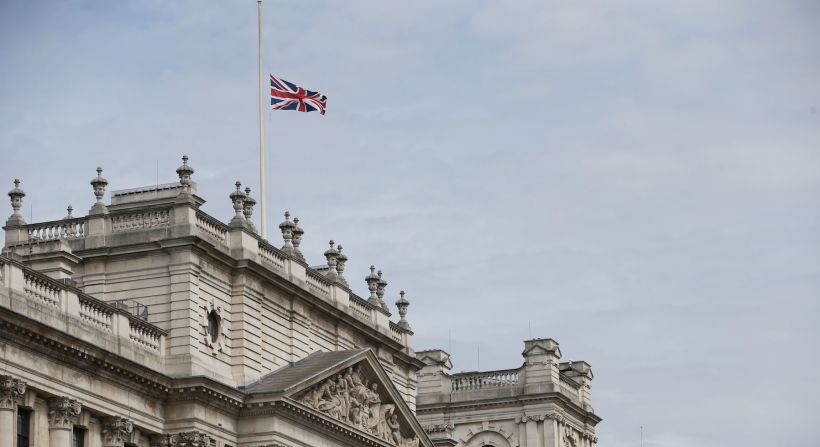 La bandera del Reino Unido ondea a media asta en el Palacio de Whitehall en Londres, como símbolo de duelo por el ataque en Niza, Francia.