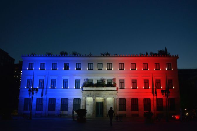 El Palacio Municipal de Atenas se ilumina con el tricolor francés.