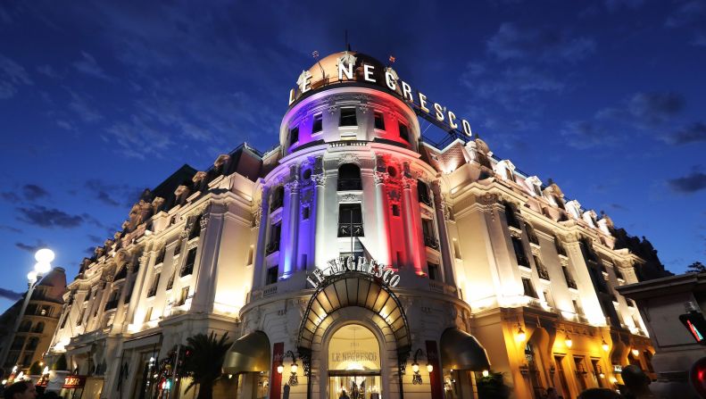 El Palacio Municipal de Atenas se ilumina con el tricolor francés.