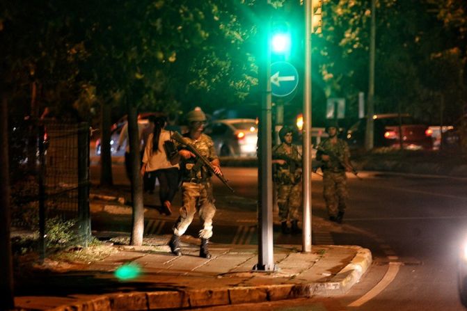 CNNE 303464 - military occupy strategic locations in turkey -