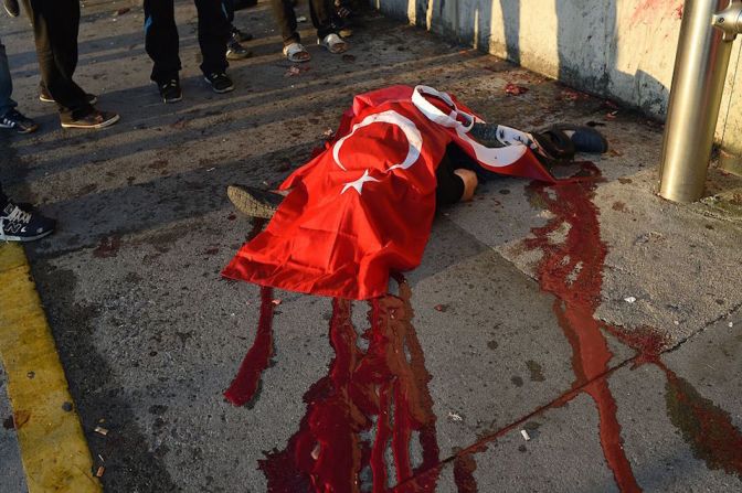 El cuerpo de un civil cubierto por la bandera de Turquía, en Estambul.