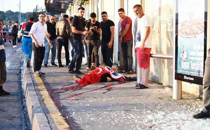 Víctimas. El cuerpo de un civil asesinado por soldados turcos en las inmediaciones del puente Bosphorus de Estambul.