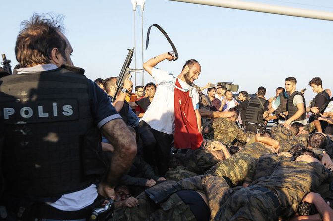 Enojo. Un hombre no identificado golpea a un soldado tras el fallido intento de golpe de Estado en Turquía.