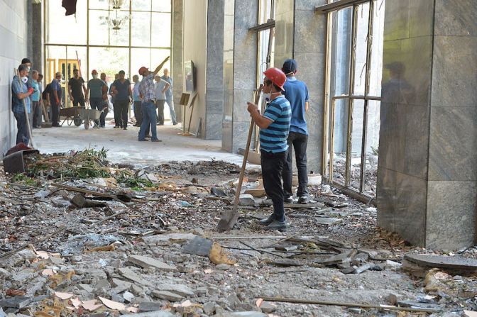 Limpieza. Trabajadores del Parlamento limpian la sede del poder Legislativo que fue atacada durante la sonada militar en Turquía.