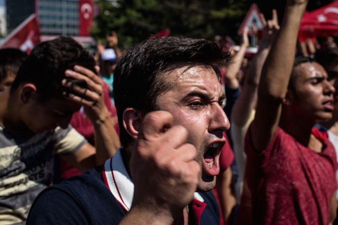 Contra el golpe. Miles de personas tomaron las calles de Ankara para repudiar el intento del golpe de Estado en Turquía.