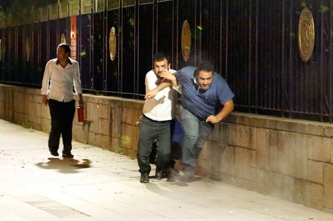 Escape. Personas tratan de ponerse a salvo en Ankara durante el intento de golpe en Turquía.