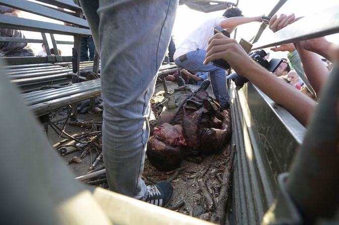 Bajas. El cadáver de un soldado turco, que aparentemente estuvo involucrado en el intento de golpe de Estado en Turquía, yace en las calles de Estambul.