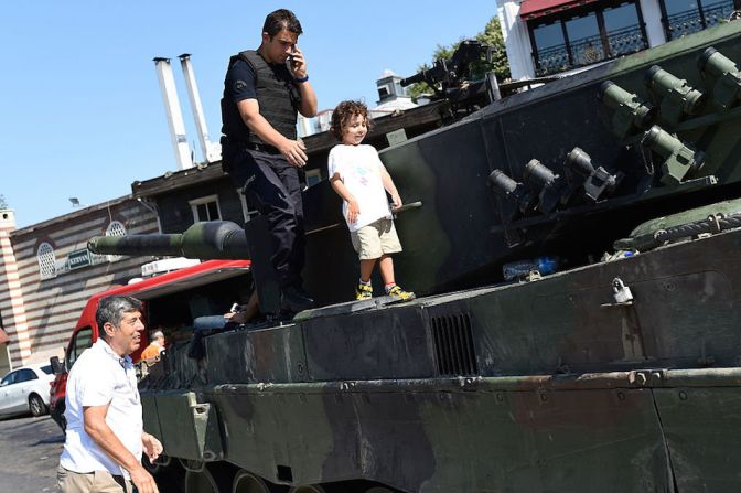 Un pequeño montado sobre un tanque militar, en las calles de Estambul, horas después del fracaso de la asonada militar en Turquía.