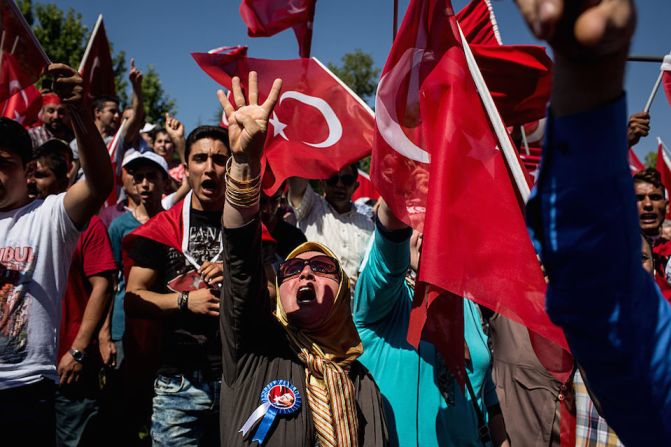 Defensa de la democracia. Un grupo de simpatizantes del gobierno festeja, en la plaza Kiizilay, de Ankara, el fracaso del golpe de Estado en Turquía.