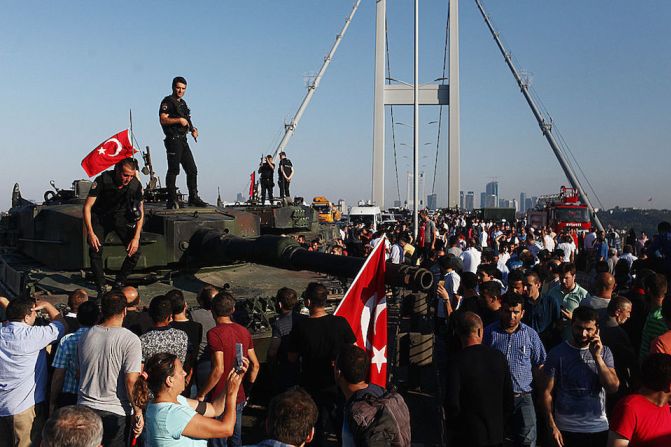 Festejo. cientos de personas festejan en Estambul el fracaso del golpe en Turquía.