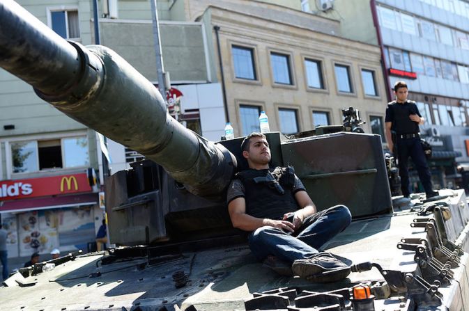 Bajo control. Un policía turco resguarda un tanque militar usado en la asonada golpista en Turquía.