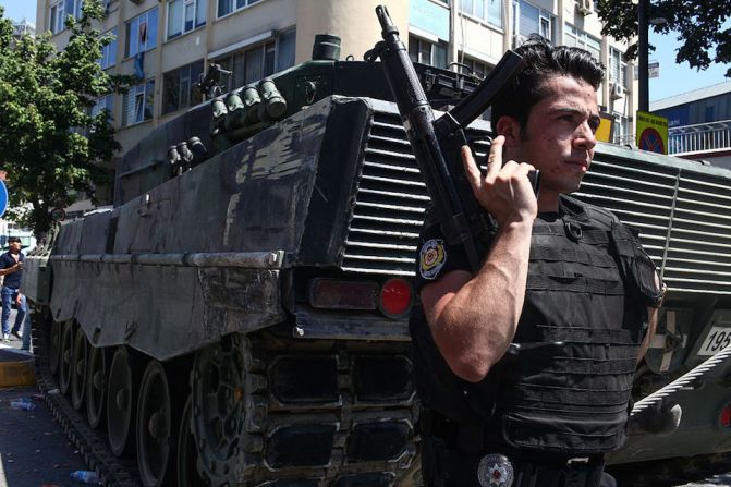 Resguardo. Un policía vigila en Estambul un tanque militar usado en el intento de golpe en Turquía.