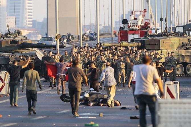 Soldados que participaron en la intentona golpista en Turquía se rinden en el puente Bosphorus de Estambul.