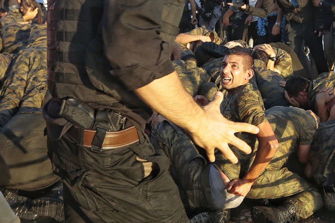 Interrogatorios sumarios. Un policía habla con un militar aparentemente involucrado en el intento de golpe en Turquía.