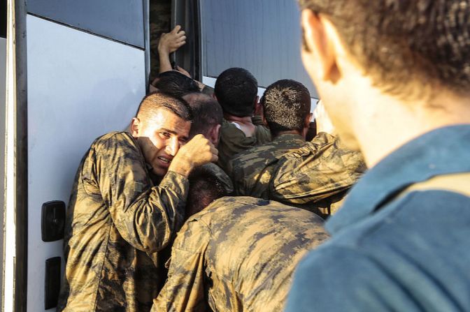 Castigo. Un soldado temeroso tras ser arrestado por su participación en la asonada militar en Turquía.