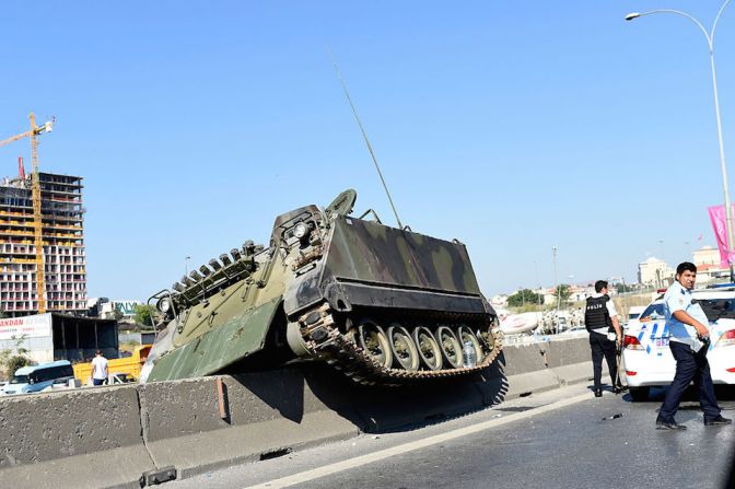 Un tanque maltrecho. La unidad fue abandonada en Estambul por militares golpistas cuando su intento de golpe de Estado fracasó.