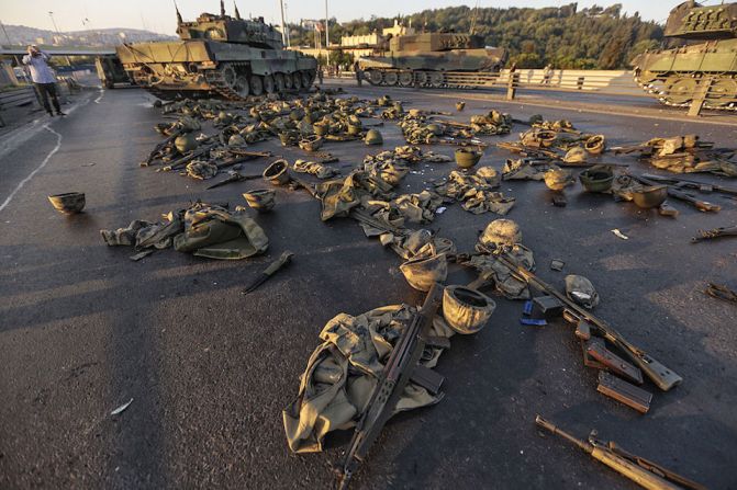 Uniformes de soldados involucrados en el intento de golpe en Turquía. Una imagen tomada en Estambul.